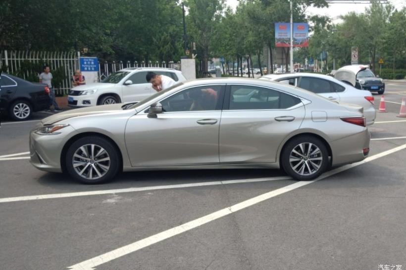 Lexus ES350 (XV70)