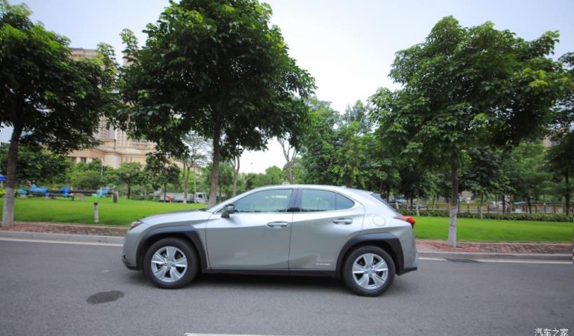 Lexus UX200