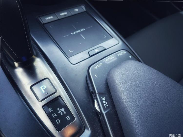 Lexus UX200