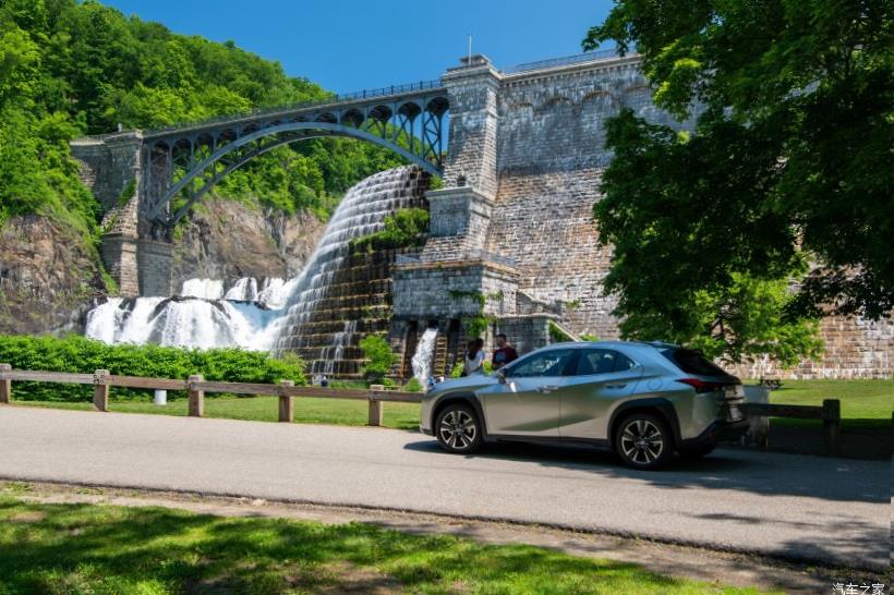 Lexus UX200