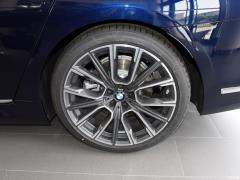 Обновленный спортивный костюм 740Li xDrive Executive M 2019 года 2019 facelifted 740Li xDrive executive M sports suit Фото 30 из 50