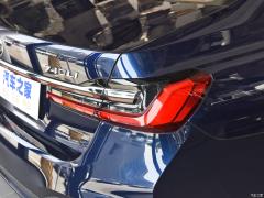 Обновленный спортивный костюм 740Li xDrive Executive M 2019 года 2019 facelifted 740Li xDrive executive M sports suit Фото 46 из 50