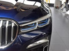 Обновленный спортивный костюм 740Li xDrive Executive M 2019 года 2019 facelifted 740Li xDrive executive M sports suit Фото 15 из 50