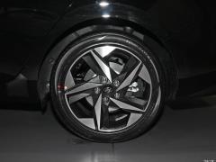 2021 1,5-литровый вариатор LUX Premium Edition 2021 1.5L CVT LUX Premium Edition Фото 33 из 49